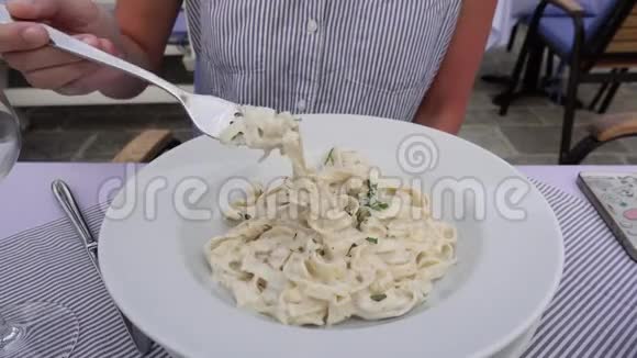 在ngiht餐厅吃意大利面的女人视频的预览图