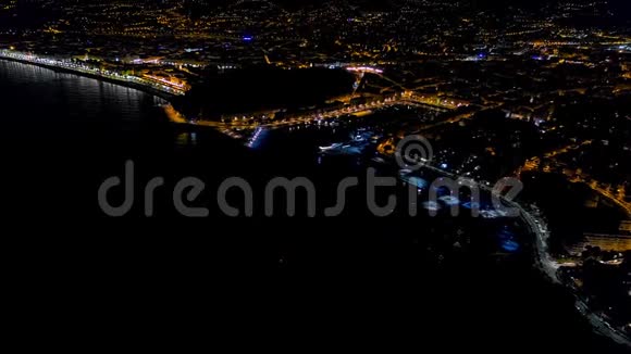 4尼斯法国海滨长廊地中海和机场景观的鸟瞰图法国城市夜景夜晚视频的预览图