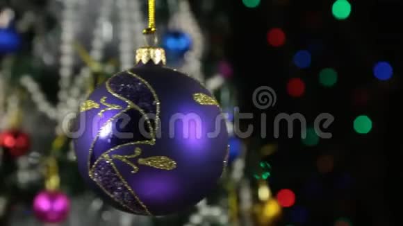 美丽的丁香新年和圣诞装饰球沉重地摆动在绳子上视频的预览图