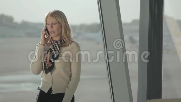 机场职员给乘客喝一杯视频的预览图