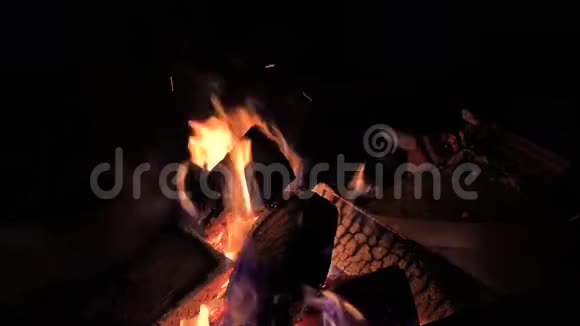 在火坑里温暖浪漫的燃烧着的原木和余烬视频的预览图