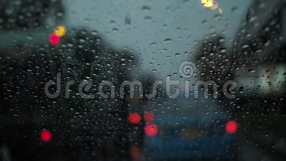 夜间道路交通堵塞下雨视频的预览图