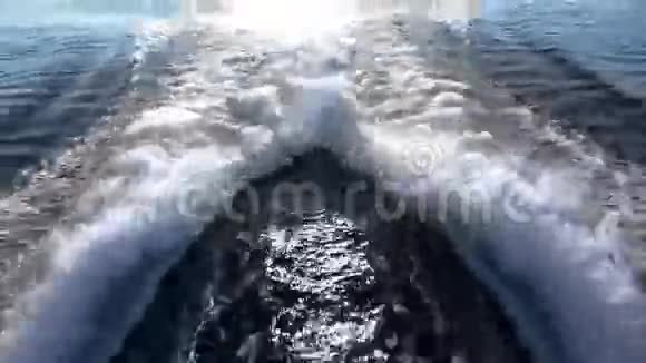一艘摩托艇视频的预览图