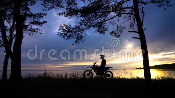 日落背景下骑摩托车的人视频的预览图
