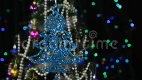 美丽的蓝色新年和圣诞装饰人字沉重地摆动在绳子上视频的预览图