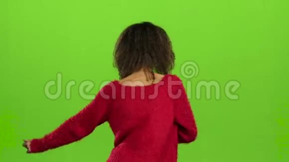 女性在绿色屏幕上向观众回跳慢动作视频的预览图