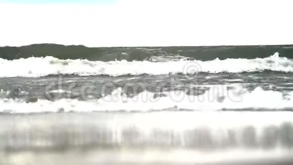 海浪汹涌澎湃在沙岸上极端风筝缓慢地登上视频的预览图