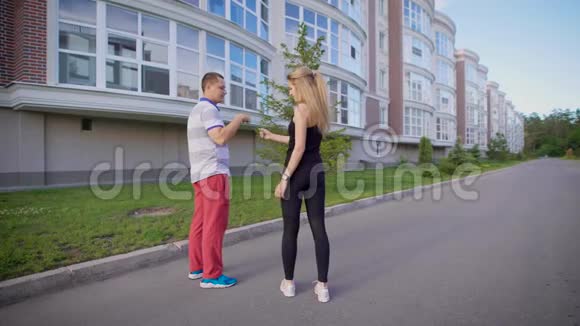 男人和女人在街上相遇用拳头碰对方视频的预览图