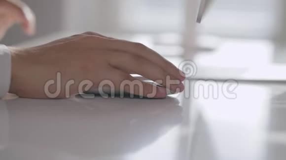 电脑鼠标特写男性手视频的预览图