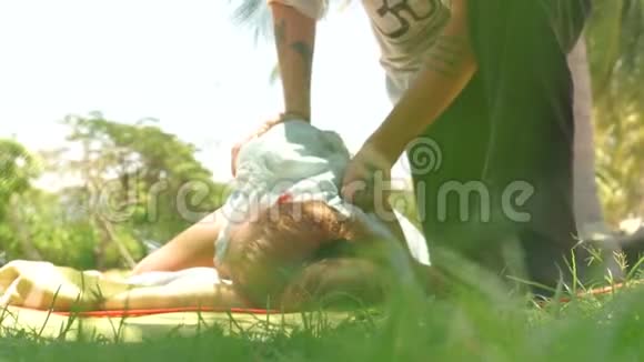 女人在室外接受穴位按摩瑜伽按摩理念穴位按摩治疗及视频的预览图