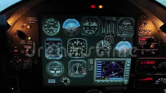 充烟驾驶舱火警系统启动飞机引擎故障视频的预览图