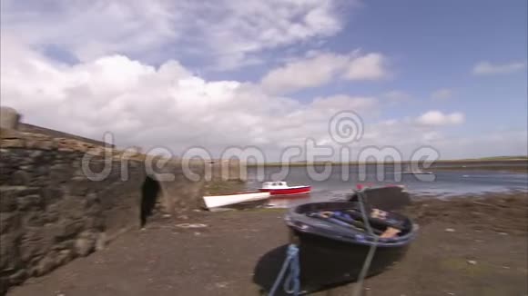 用美丽的风景攀附的划艇视频的预览图
