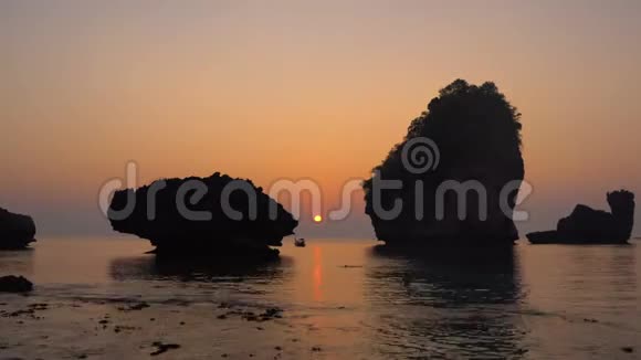 在泰国菲菲岛努伊湾泻湖海上岩石的黄昏时间推移视频的预览图