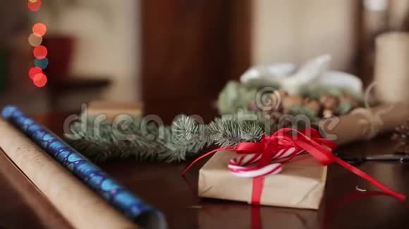 礼品礼品及包装材料包装纸杉树枝球果及桌上彩带消防设施视频的预览图