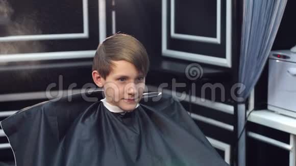 理发师把水溅在男孩头发上视频的预览图