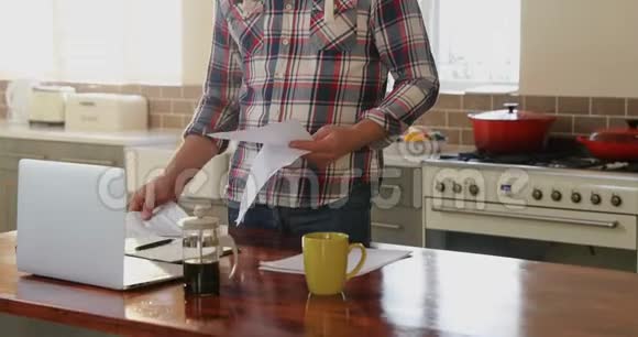 成熟男人在厨房写日记视频的预览图