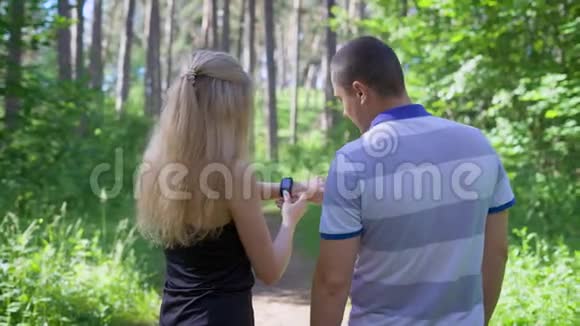 在森林里慢跑两个人在跑妇女设定计时器视频的预览图