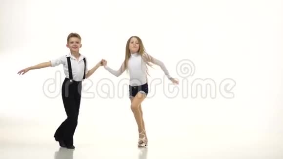 儿童舞蹈伦巴他们是他们领域的专业人士白色背景慢动作视频的预览图