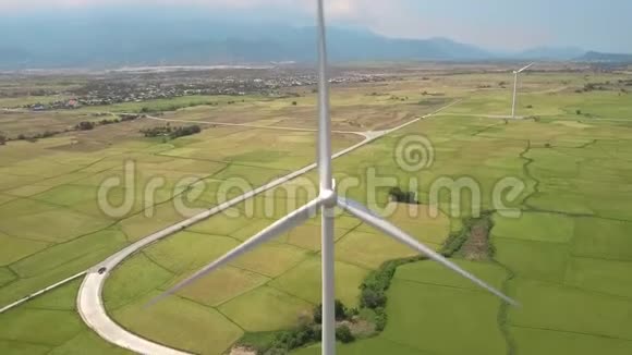 无人机视图风车电站绿地上的空中景观风力发电机用于发电风能现代视频的预览图