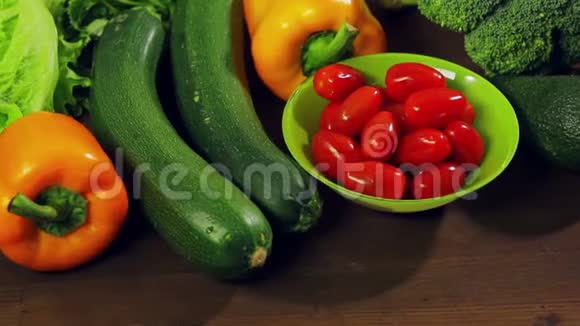 新鲜蔬菜辣椒西兰花鳄梨西葫芦放在木桌上视频的预览图