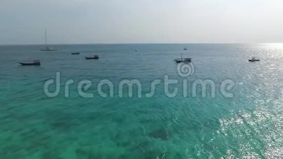 日落前出海的渔船空中视频的预览图