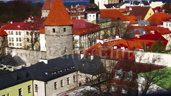 爱沙尼亚塔林老城的美丽建筑视频的预览图