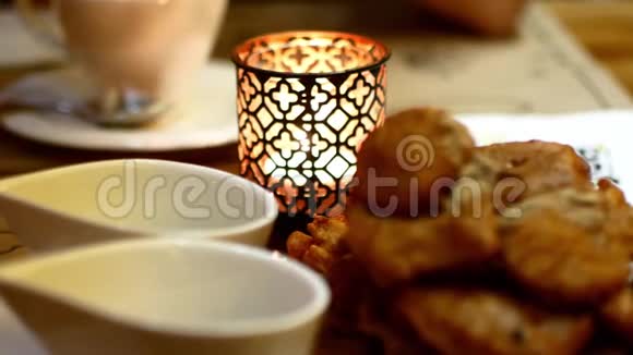 咖啡厅桌上闪烁的蜡烛平静的背景视频的预览图