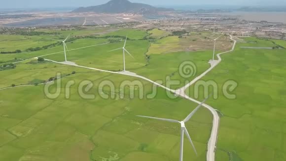 风车电站无人机视野绿地上的空中景观风力发电机用于发电风能现代视频的预览图
