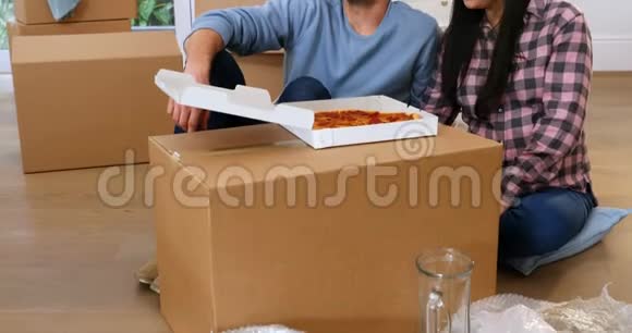 一对夫妇在新房吃披萨视频的预览图