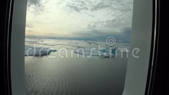 北冰洋游艇舷窗上的冰和冰山视频的预览图
