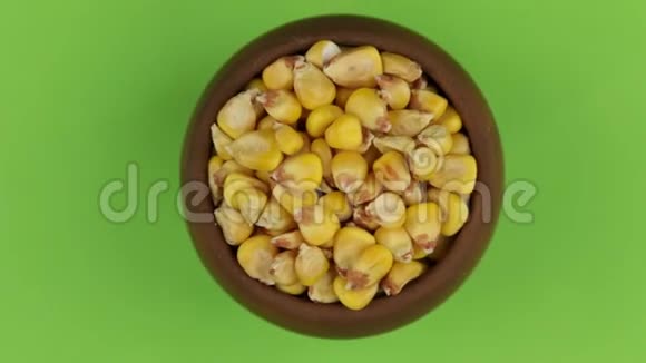 放大在粘土罐中旋转玉米粒分离视频的预览图
