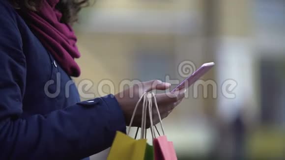 女士发短信给朋友介绍商店的折扣和促销活动购物视频的预览图