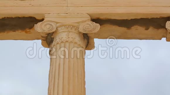 典雅的建筑风格细节大理石柱上精致的大写视频的预览图
