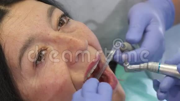牙医擦亮客户上牙视频的预览图