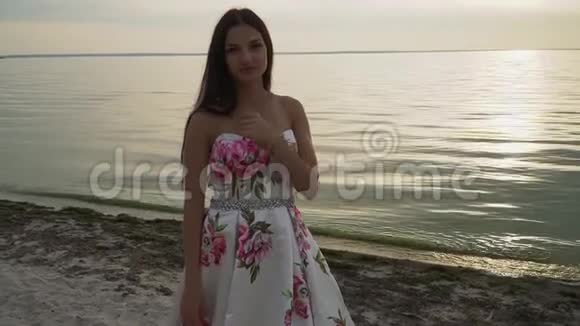 穿着漂亮裙子的浪漫女孩视频的预览图