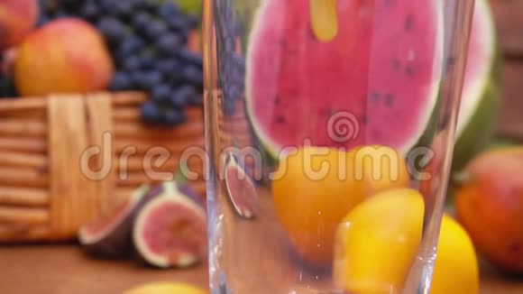多种果汁倒入玻璃杯中慢动作视频的预览图