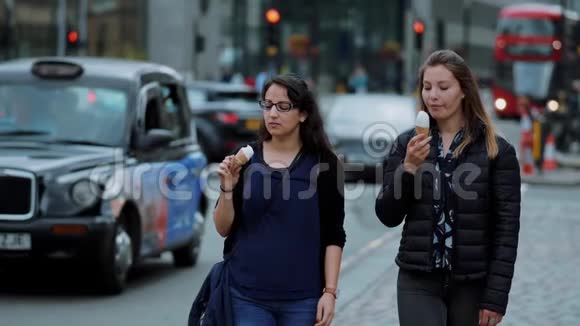 夏天吃冰淇淋慢动作在伦敦市散步视频的预览图
