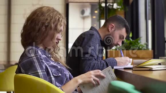 慢动作学生坐在咖啡馆准备考试视频的预览图