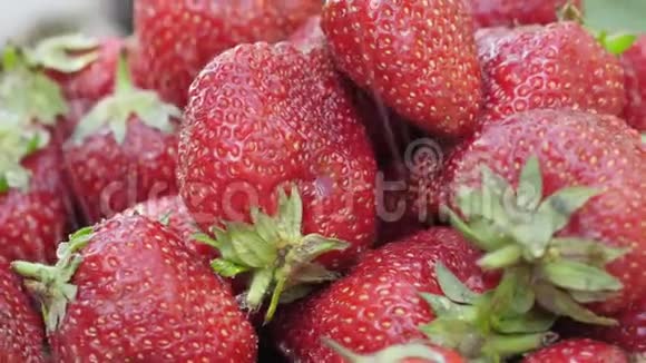 红色多汁草莓旋转视频的预览图