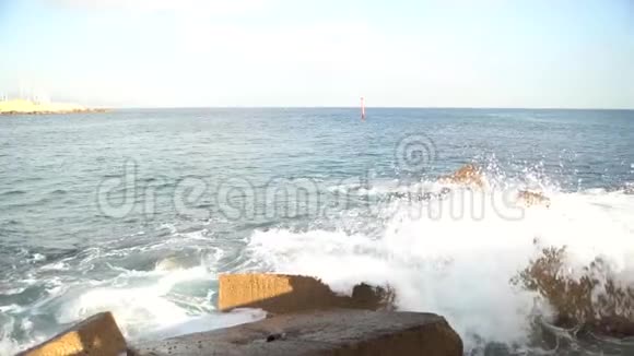 强烈的海浪撞击岩石视频的预览图