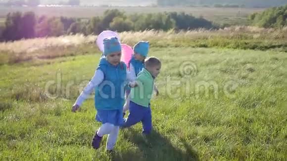 快乐的孩子们手拿气球在公园里奔跑视频的预览图