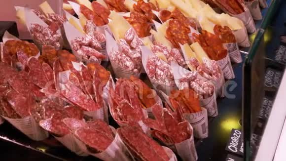 在拉博奎利亚一家肉店的柜台上新鲜切片香肠巴塞罗那西班牙视频的预览图