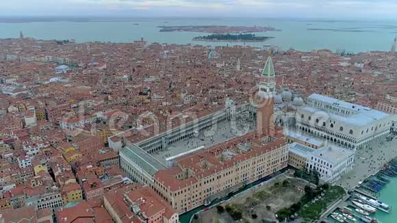从空中俯瞰意大利威尼斯圣马可广场视频的预览图