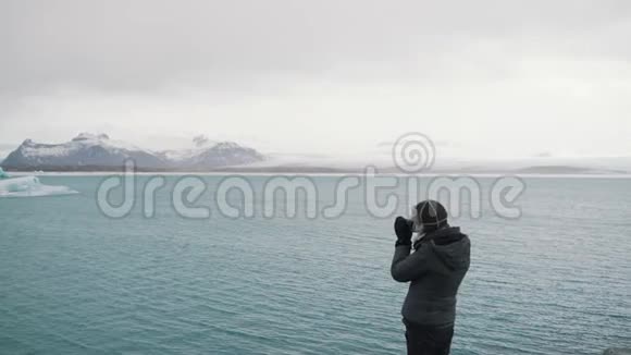 旅行女孩在湖边拍照视频的预览图