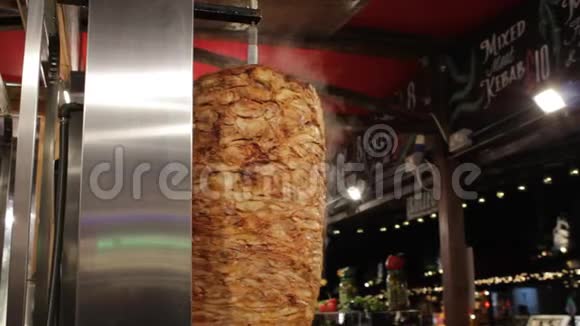 烤串在扦子上在烹饪土耳其传统食物时吐口水视频的预览图