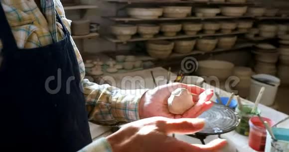 男陶器成型粘土中段4k视频的预览图