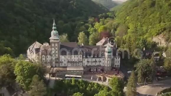 空中无人机镜头到匈牙利布克国家公园里的Lillafured城堡视频的预览图