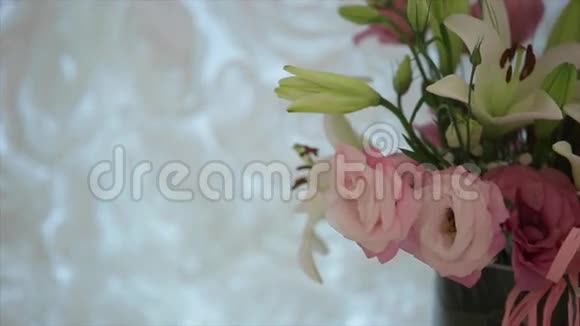玫瑰和百合花的气味视频的预览图