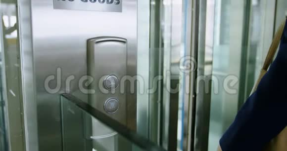 女商人进入电梯4K视频的预览图