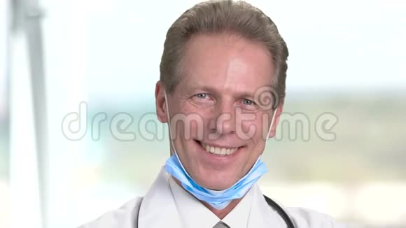 合上成熟的医生脸上带着牙齿微笑视频的预览图